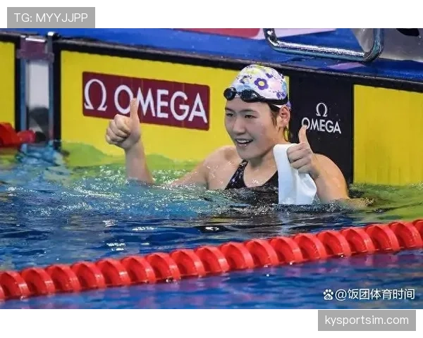 叶诗文在地铁上低头刷手机，外表普通到极致，但她背后的日常账单根本不是凡人能想象的